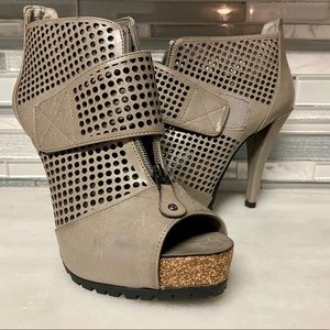 Tan Vera Wang Booties